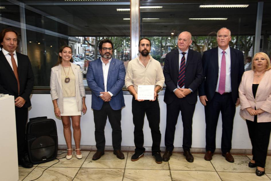 Artesano Juan Eduardo Acuña Autoridades con un hombre que sostiene un papel