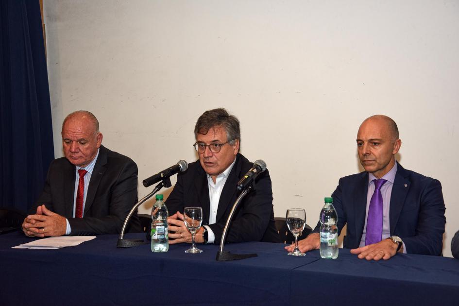 Omar Paganini, Walter Verri y Federico Delfino Ministro Paganini en el centro; a su lado, el subsecretario Verri y el rector Federico Delfino
