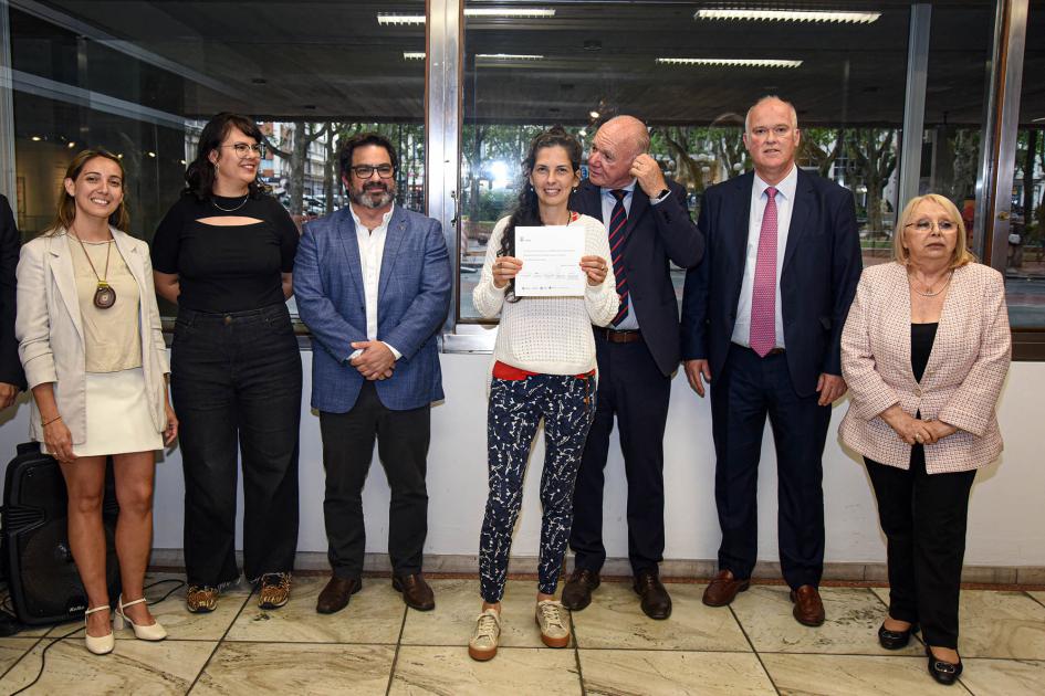 Artesana María Jesús Varela Autoridades con una mujer que sostiene una mención