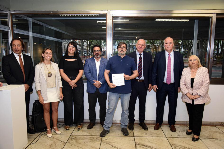 Artesano Walter Danilo Benvenuto Autoridades con un hombre que sostiene un papel