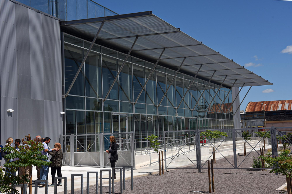 La sede fue construida en el predio de la antigua terminal de ómnibus Fachada de un moderno edificio