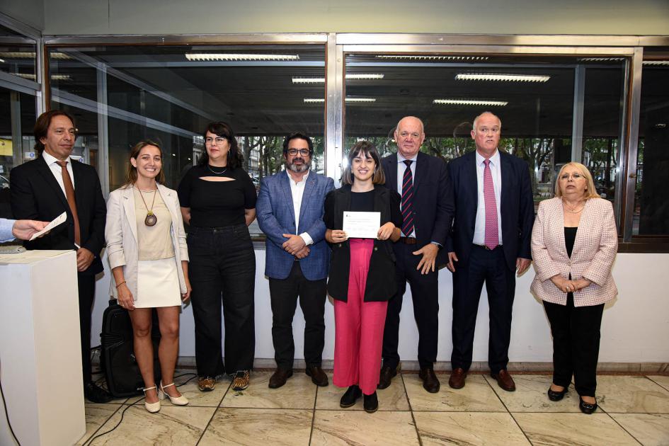 Mención del concurso de afiches: Sofía Vázquez Sosa Autoridades con una mujer que sostiene un papel