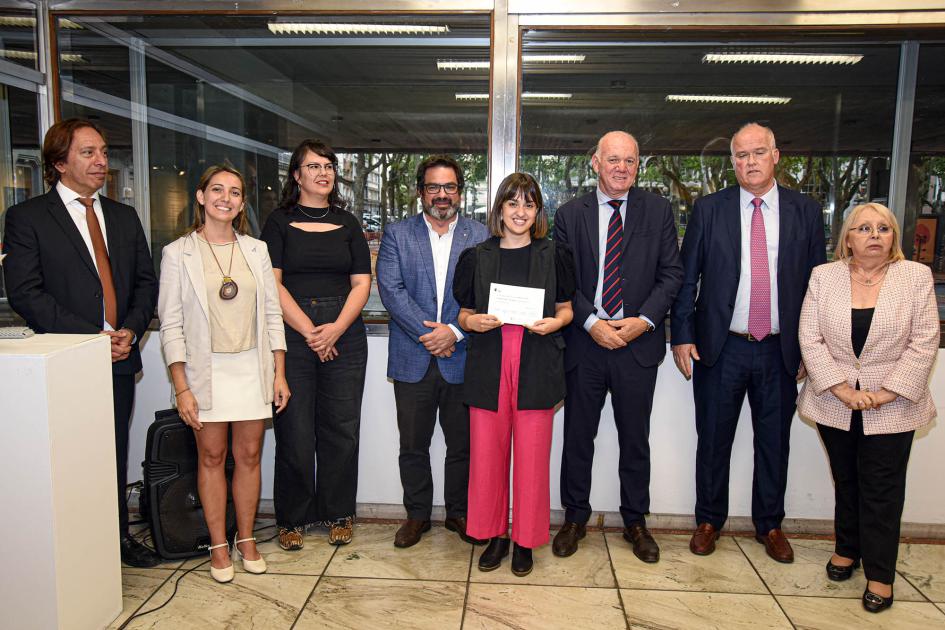 Segundo premio del concurso de afiches: Sofía Vázquez Sosa Autoridades con una mujer que sostiene un papel