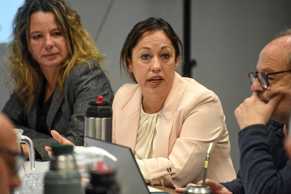 Ministra Fernanda Cardona, subsecretario Daniel Olesker y asesora Rossanna González Cardona habla, sentada junto al subsecretario Olesker y la asesora