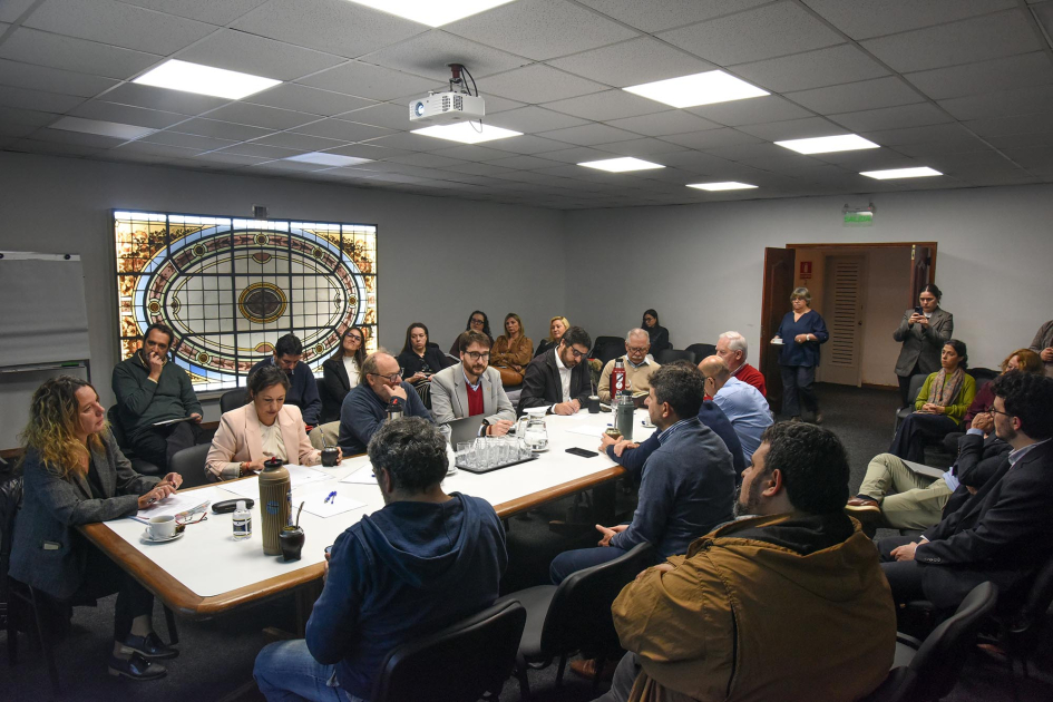 Reunión del Consejo de Industria en el marco de la Semana de la Industria Personas sentadas alrededor de una mesa y en filas de asientos contiguas