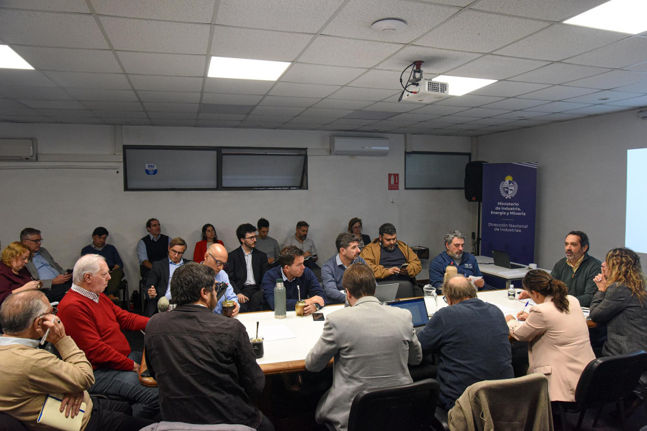 Reunión del Consejo de Industria en el marco de la Semana de la Industria Personas sentadas alrededor de una mesa