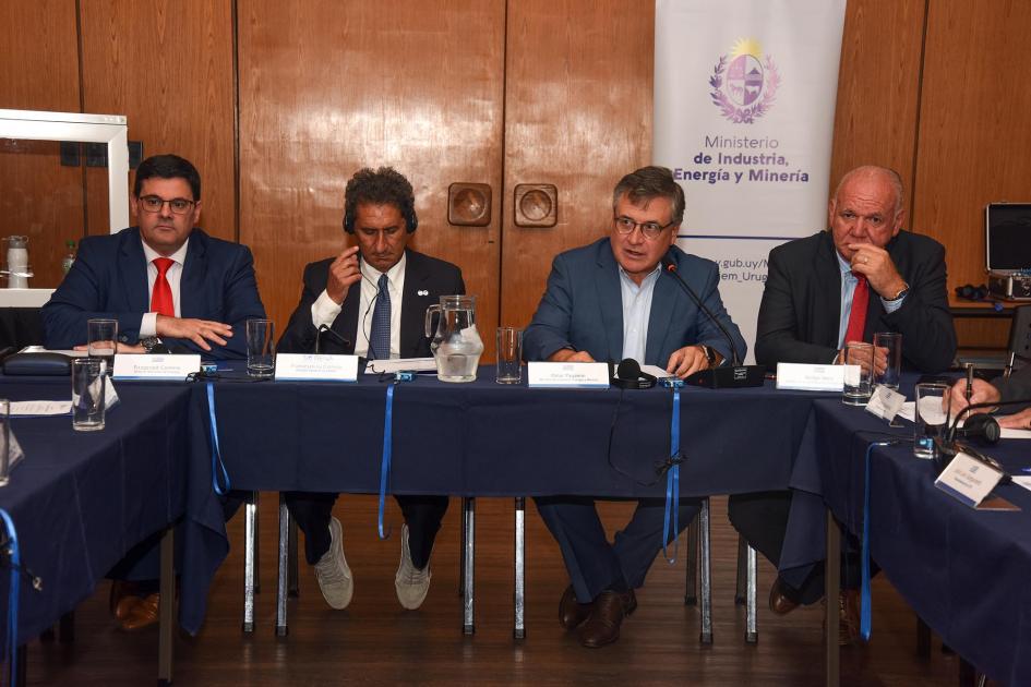 Autoridaades del MIEM en reunión junto a Francesco La Camera Paganini habla junto a Verri, La Camera y Cantero