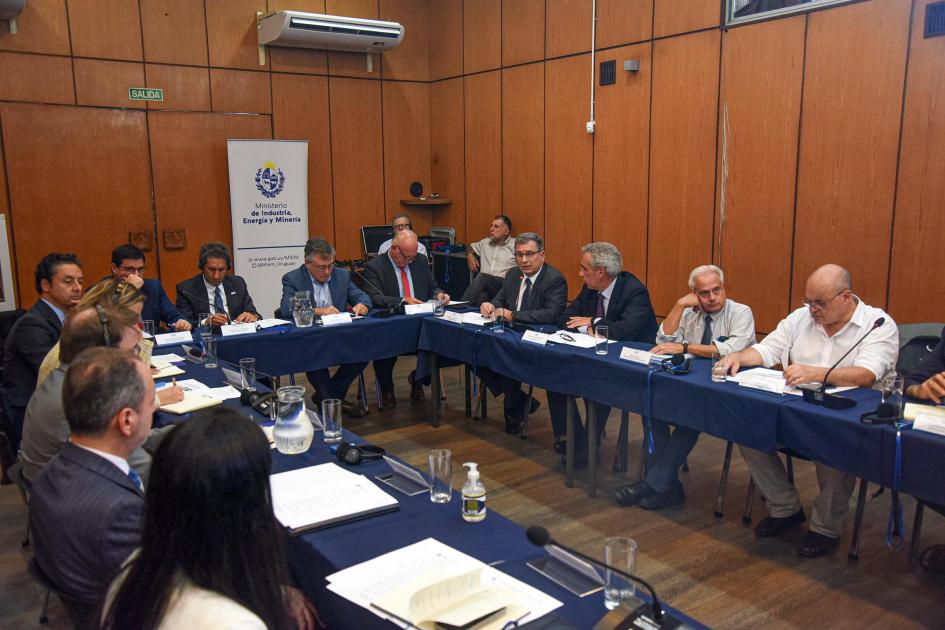 Actores del sector energético se reunieron con La Camera y su equipo Grupo de personas, reunidos en mesas en forma de "u"; detrás hay un banner del MIEM