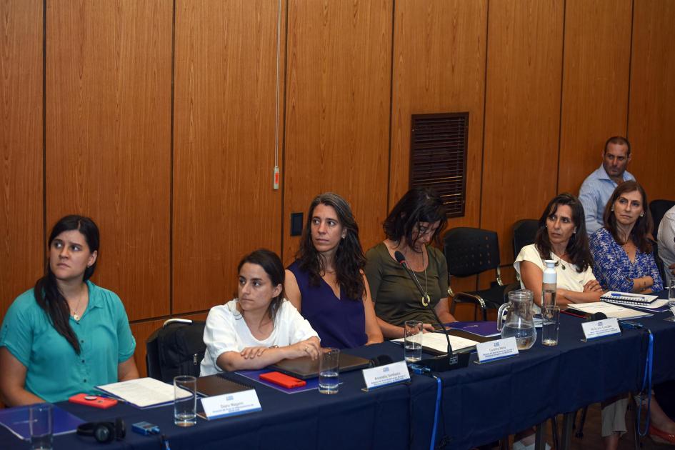 Funcionarios del MIEM participaron de las reuniones Funcionarios del MIEM, sentados en una mesa