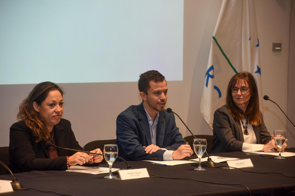Presidente de ANII, Álvaro Brunini, expuso en el lanzamiento Brunini habla, junto a Cardona y San Román; detrás, pantalla