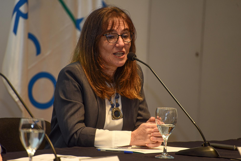 Presidenta de Ancap, Cecilia San Román, expuso en el lanzamiento San Román habla en mesa de autoridades