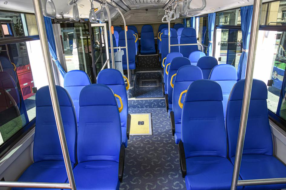 Interior de un ómnibus; los asientos son azules