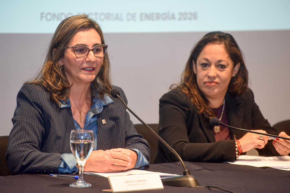 Presidenta de UTE, Andrea Cabrera, expuso en el lanzamiento Cabrera habla junto a Cardona, en mesa de autoridades