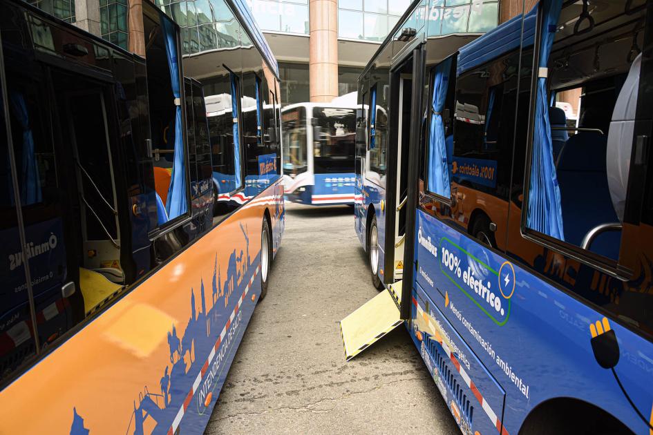 Los ómnibus son 100% eléctricos Espacio entre dos buses eléctricos; al fondo pasa uno de línea