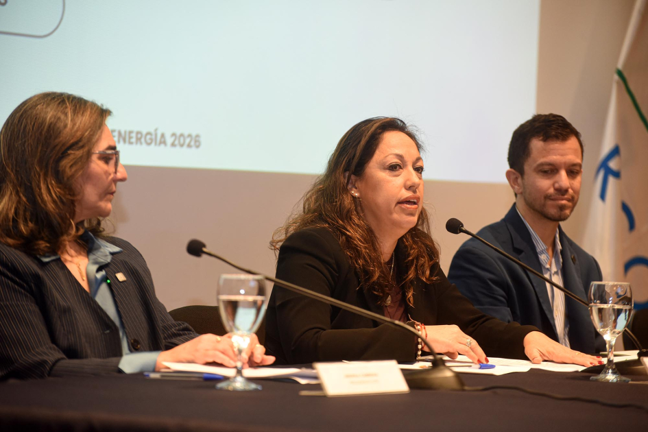 Mininstra Fernanda Cardona expuso en lanzamiento del Fondo Sectorial de Energía, convocatoria 2026 Cardona habla junto a Cabrera y Brunini, en mesa de autoridades