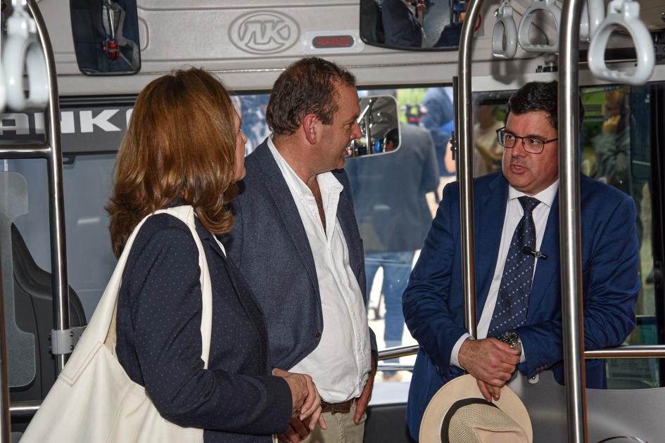 Los ómnibus son de marca Ankai; la empresa proveedora es Paleson Facio, Cantero y otro hombre dialogan dentro de un ómnibus