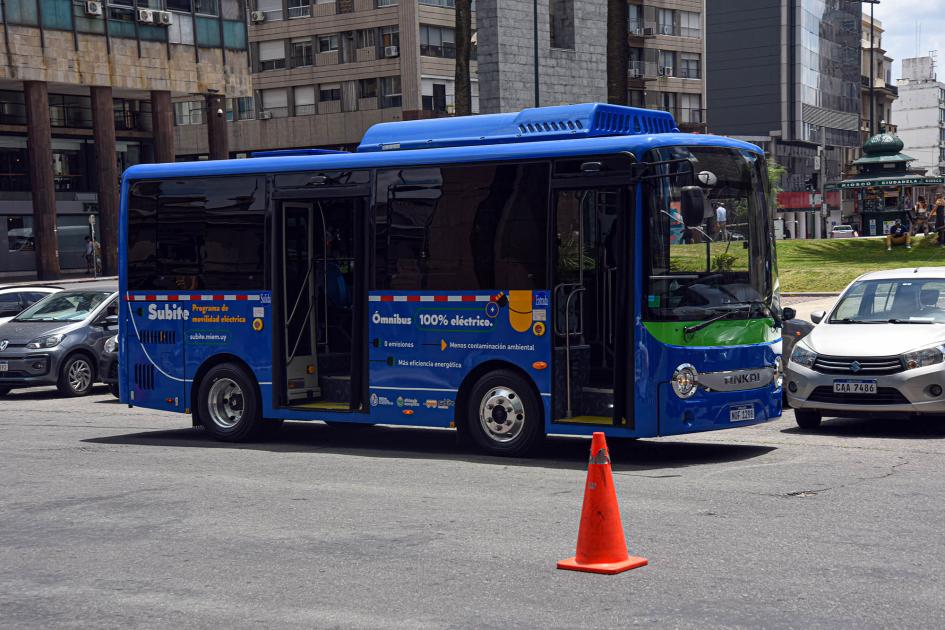 El ómnibus para Flores tiene un tamaño más pequeño que el resto Micro de color azul para el departamento de Flores