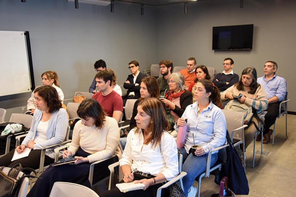 La actividad se realizó en el Campus de Innovación de Uruguay Innovation Hub Público de la actividad; están sentados