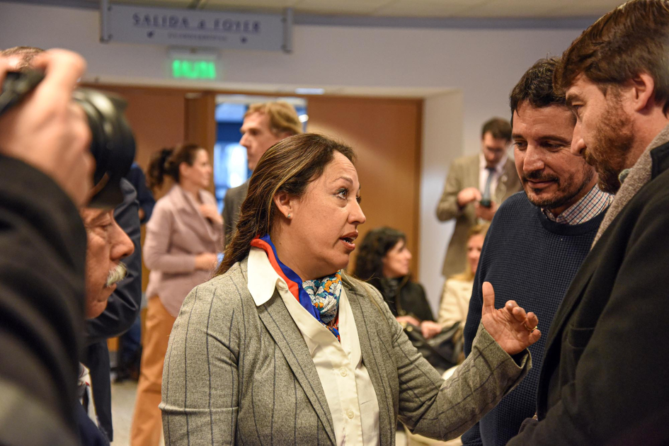 Ministra Cardona dialoga con autoridades y funcionariado