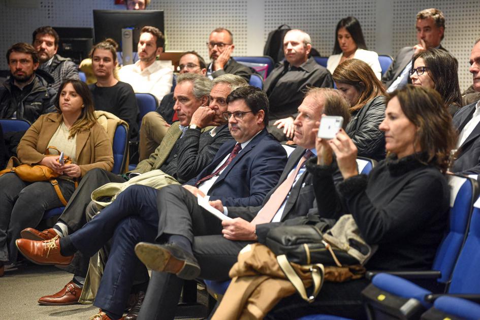 Público asistente al evento Autoridades entre el público; alguien saca una foto