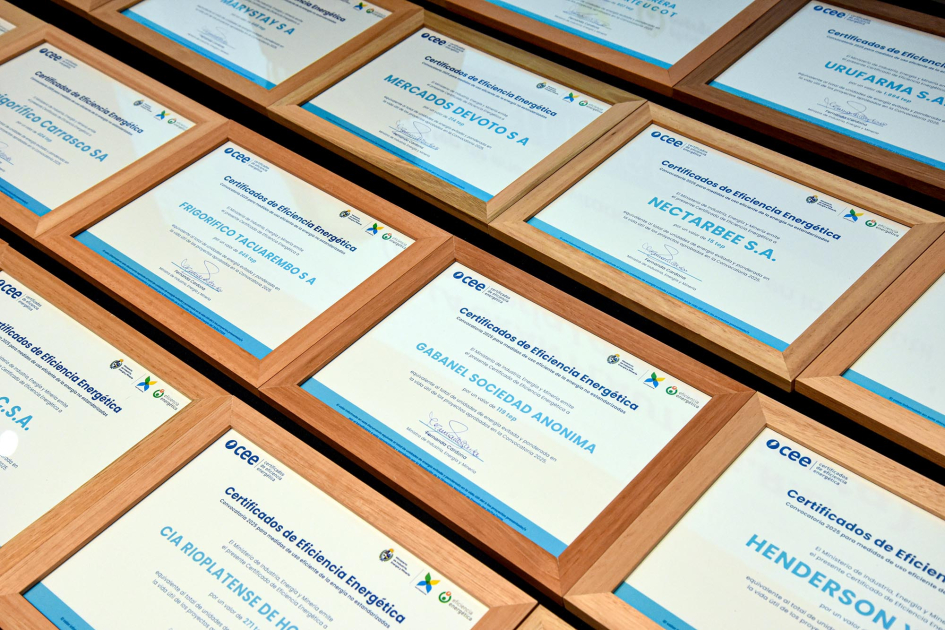 10 años de los Certificados de Eficiencia Energética Certificados sobre una mesa