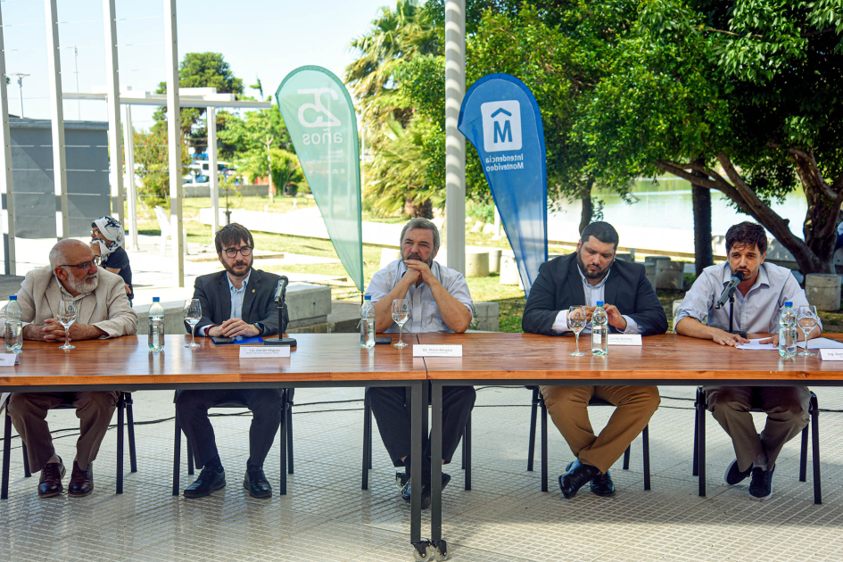 Autoridades Wilson Netto, Adrián Míguez, Mario Bergara, Camilo Benítez y Reinaldo De Lucca, de frente, en mesa