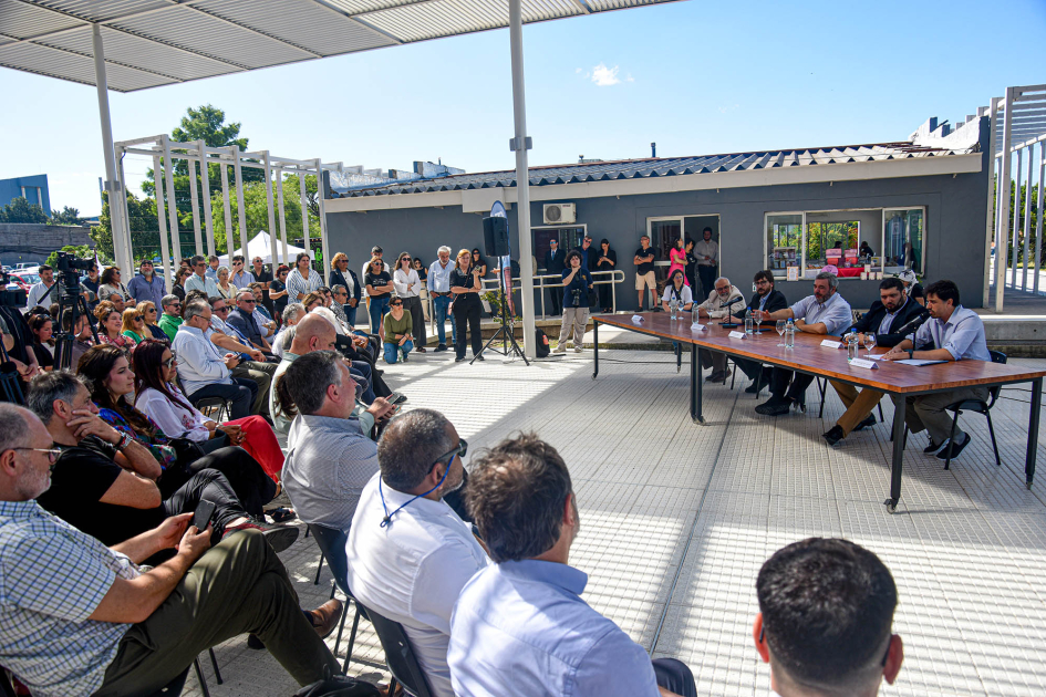 Público y autoridades Público sentado y autoridades en mesa.