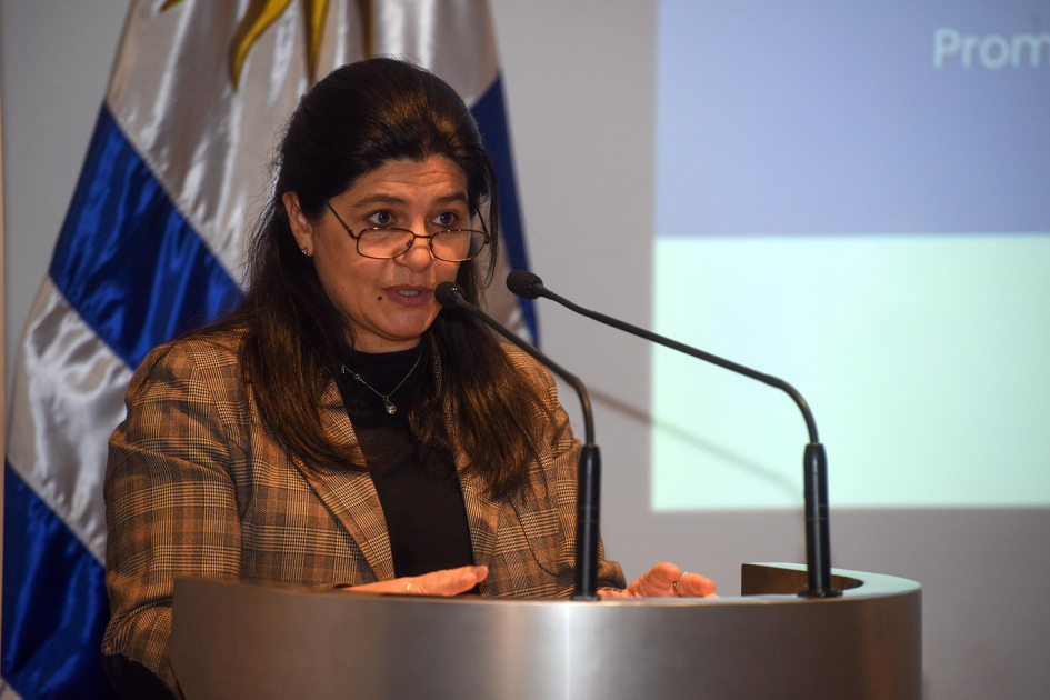 10 años de los Certificados de Eficiencia Energética Arianna Spinelli habla en atril de oradores
