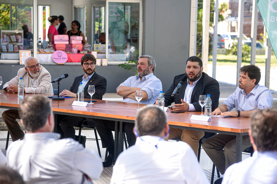 Público y autoridades Autoridades en mesa y público sentado.