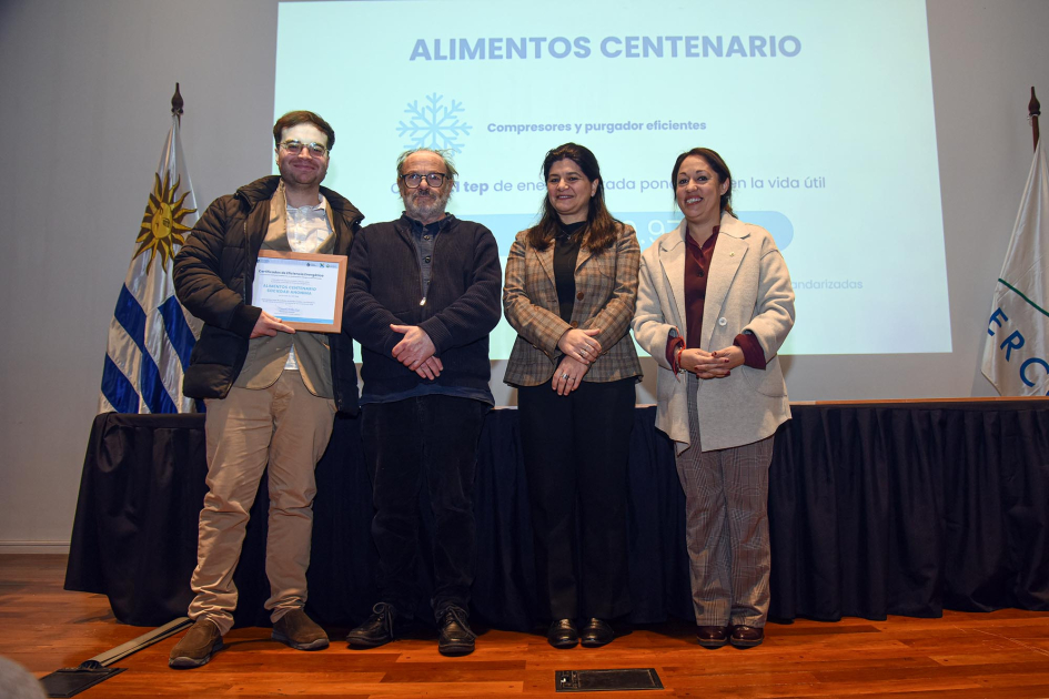 Alimentos Centenario Fernanda Cardona, junto a Arianna Spinelli y Daniel Olesker entrega certificados