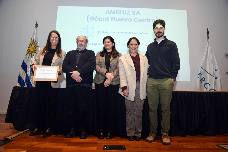 Ameluz S.A. (Geánt Nuevo Centro) Fernanda Cardona, junto a Arianna Spinelli y Daniel Olesker entrega certificados