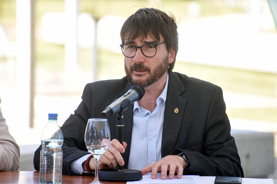 Adrián Míguez Adrián Míguez habla a micrófono