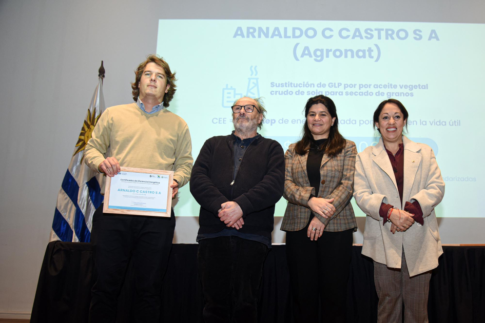 Arnaldo C. Castro S.A. (Agronat) Fernanda Cardona, junto a Arianna Spinelli y Daniel Olesker entrega certificados