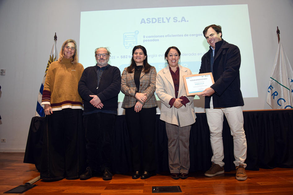 Asdely S.A. Fernanda Cardona, junto a Arianna Spinelli y Daniel Olesker entrega certificados