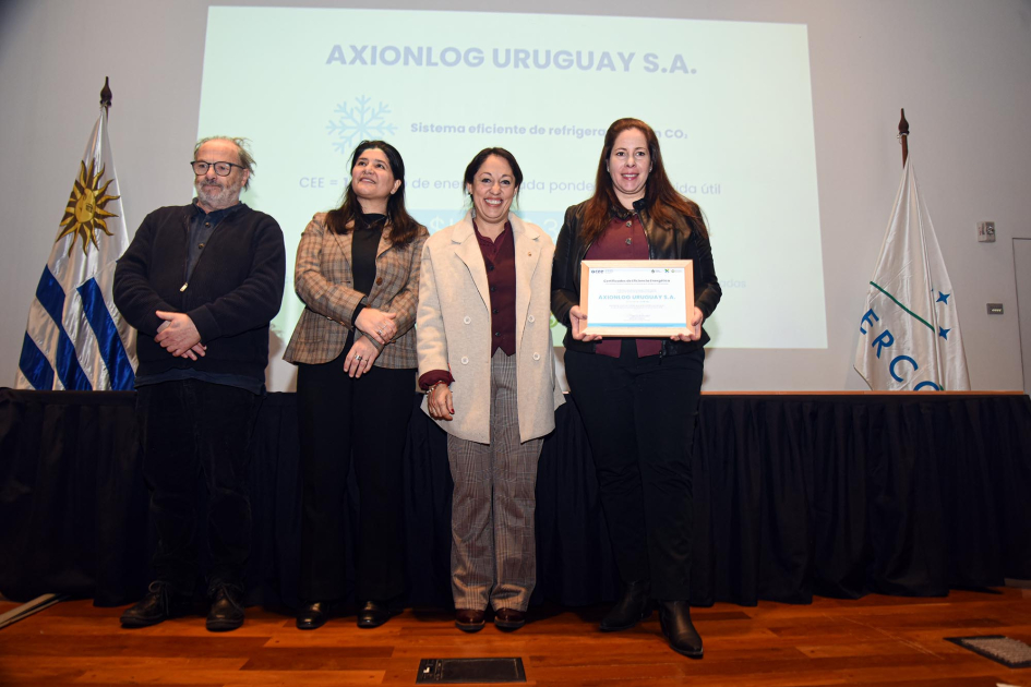 Axionlog Uruguay S.A. Fernanda Cardona, junto a Arianna Spinelli y Daniel Olesker entrega certificados