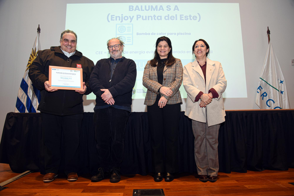 Baluma S.A. (Enjoy Punta del Este) Fernanda Cardona, junto a Arianna Spinelli y Daniel Olesker entrega certificados