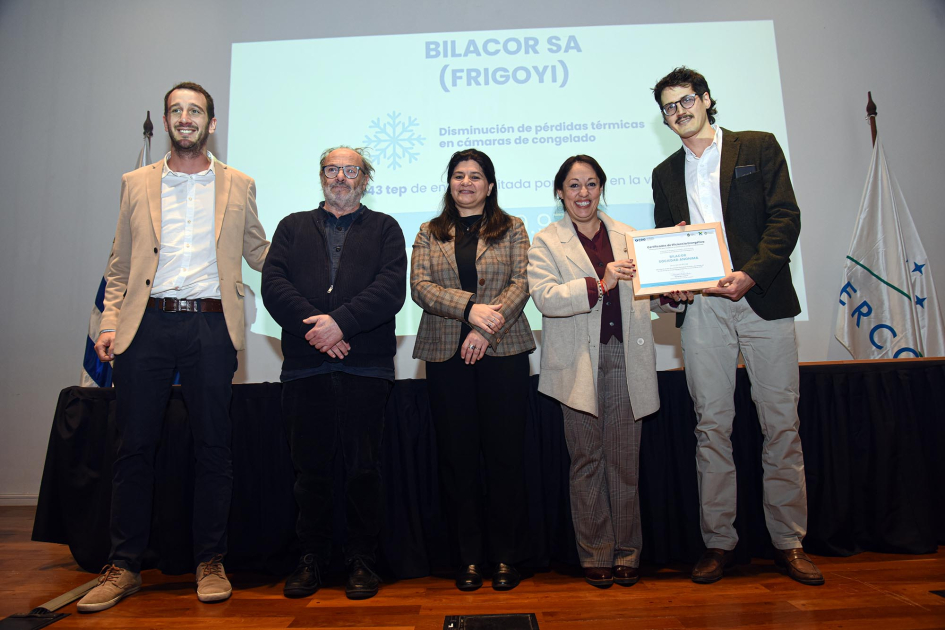 Bilacor S.A. (Frigo Yi) Fernanda Cardona, junto a Arianna Spinelli y Daniel Olesker entrega certificados