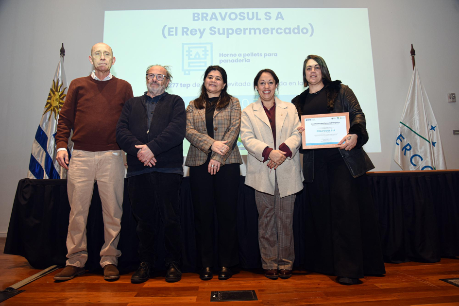 Bravosul S.A. (El Rey supermercado) Fernanda Cardona, junto a Arianna Spinelli y Daniel Olesker entrega certificados