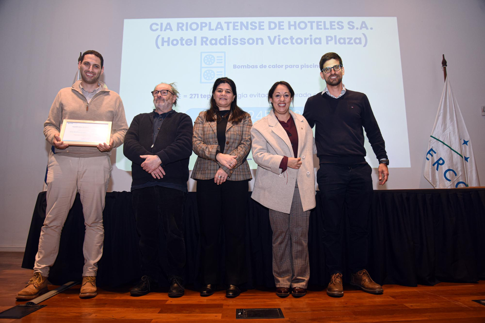 Compañía Rioplatense de Hoteles S.A. (Hotel Radisson Victoria Plaza) Fernanda Cardona, junto a Arianna Spinelli y Daniel Olesker entrega certificados