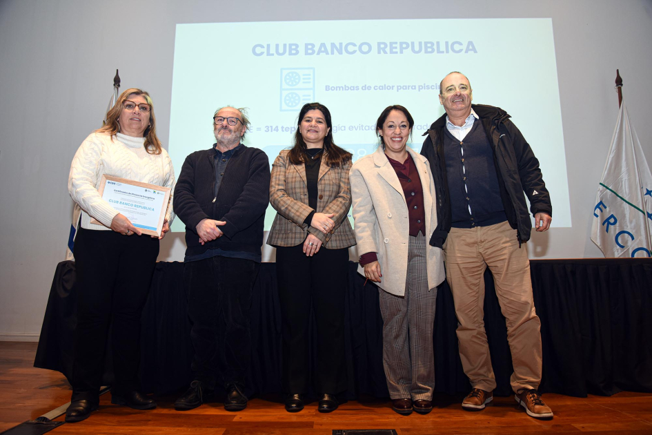 Club Banco República Fernanda Cardona, junto a Arianna Spinelli y Daniel Olesker entrega diplomas