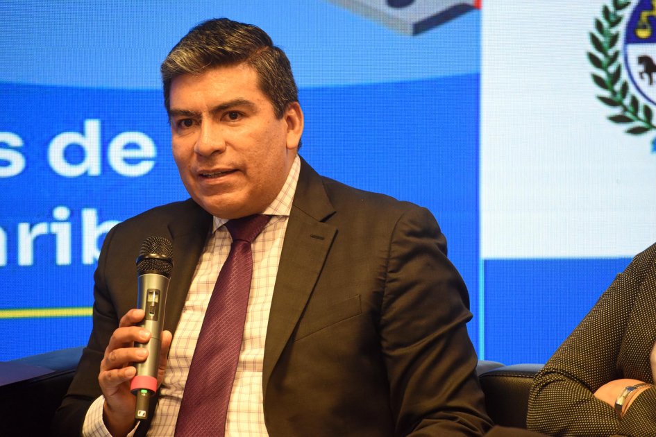 Endara habla con un micrófono