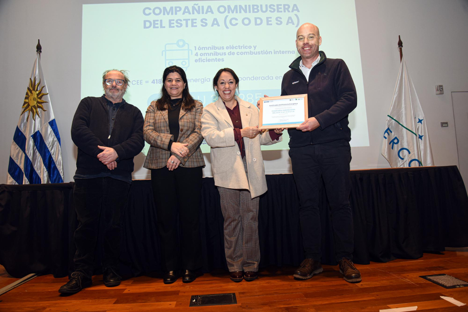 Compañía Omnibusera del Este S.A. (CODESA) Fernanda Cardona, junto a Arianna Spinelli y Daniel Olesker entrega certificados
