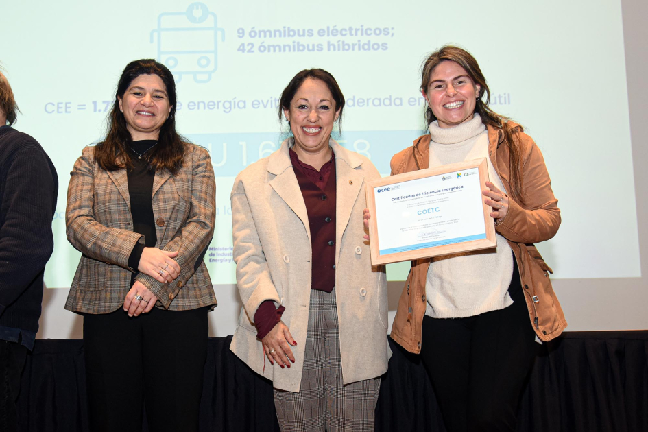 COETC Fernanda Cardona junto a Arianna Spinelli entrega certificados