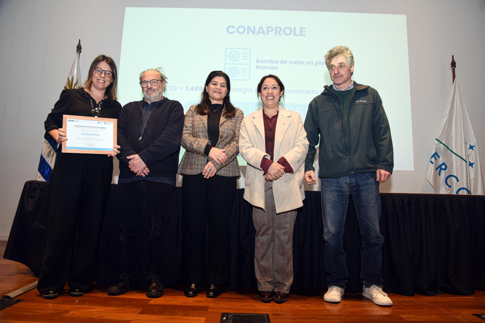 Conaprole Fernanda Cardona, junto a Arianna Spinelli y Daniel Olesker entrega certificados