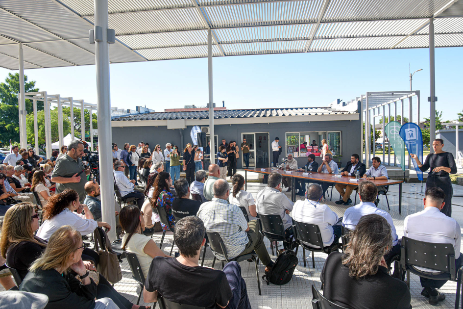 Público Plano general de público y mesa de autoridades