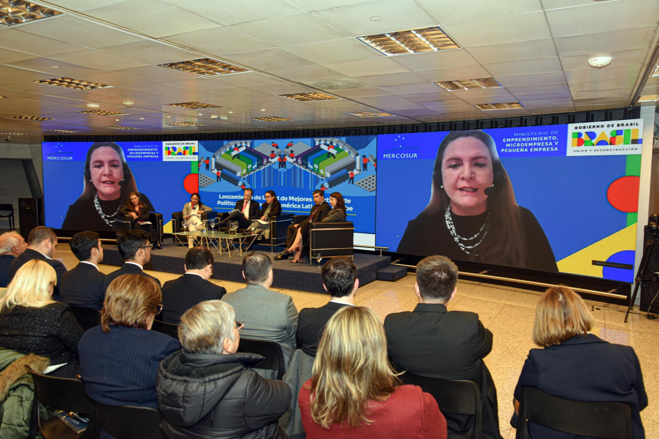 Público, de espaldas; al fondo, pantalla con Rocha Mancini y panelistas