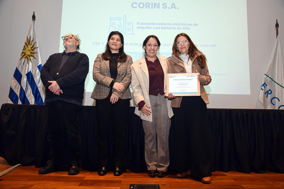 Corin S.A. Fernanda Cardona, junto a Arianna Spinelli y Daniel Olesker entrega certificados