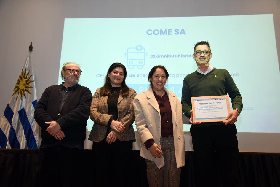 COME S.A. Fernanda Cardona, junto a Arianna Spinelli y Daniel Olesker entrega certificados