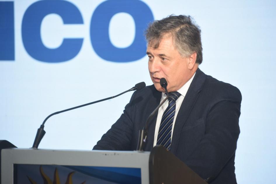 Ministro Omar Paganini Desde un atril habla el ministro Paganini