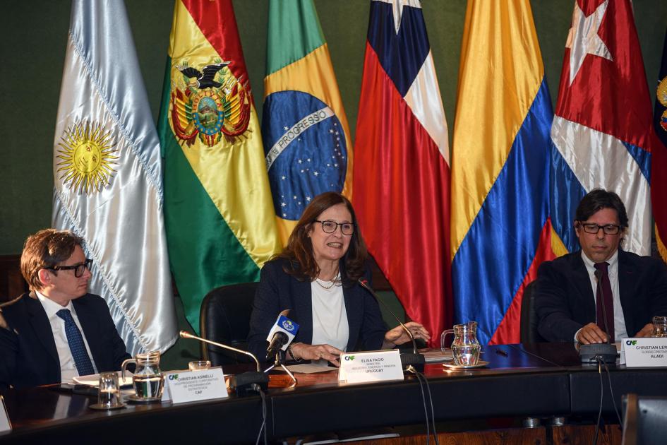 Ministra junto a autoridades Ministra junto a autoridades